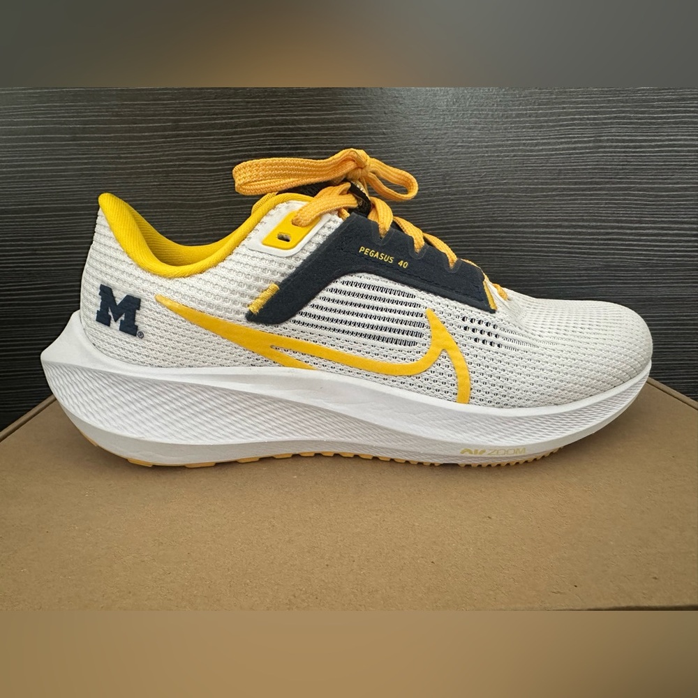 💙Nike Air Zoom Pegasus 40 "Michigan" Running Shoes Size 6.5 W or Men's Size 5💛 - Picture 5 of 14